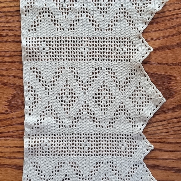 CROCHET doily for a shelf or dresser.  32" x 10" - Picture 1 of 3